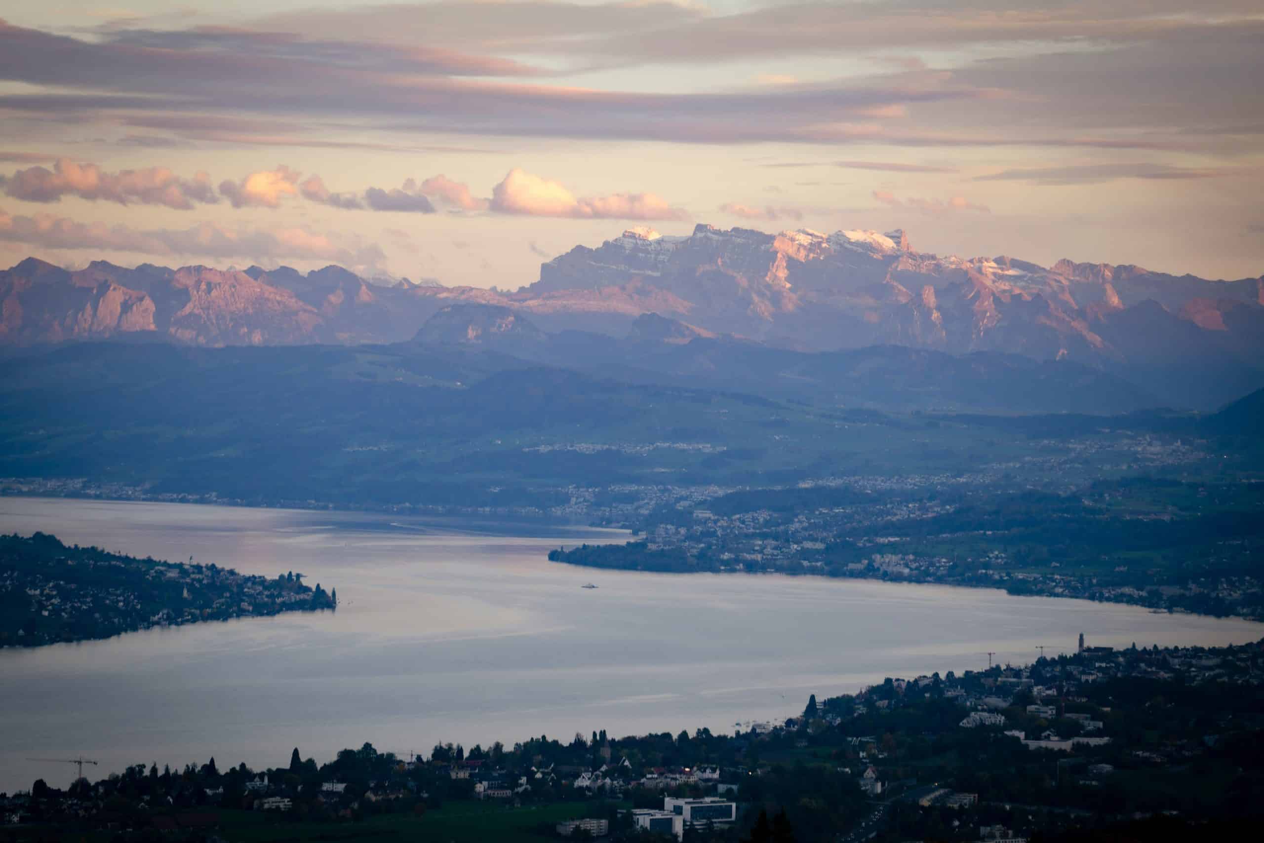A photo from the top of Uetilberg and viewpoints over Lake Zurich and the city.
